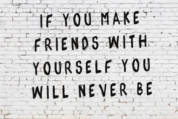 Beyaz tuğla duvar arkaplanına siyah düşünceli bir yazı.