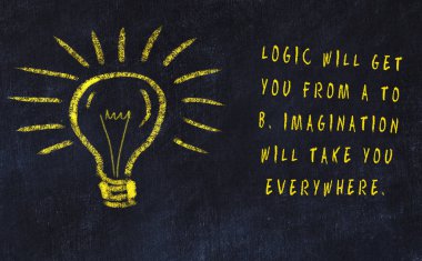 Sanat ve yaratıcılık hakkında ampul ve yazıt tebeşir çizimi