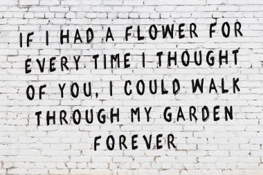 Bilgece alıntıların yazılı olduğu siyah boyanmış beyaz tuğla duvar