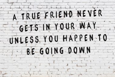 Bilgece alıntıların yazılı olduğu siyah boyanmış beyaz tuğla duvar