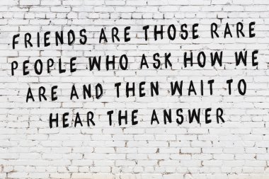 Bilgece alıntıların yazılı olduğu siyah boyanmış beyaz tuğla duvar