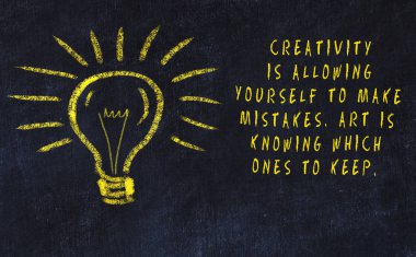 Sanat ve yaratıcılık hakkında ampul ve yazıt tebeşir çizimi