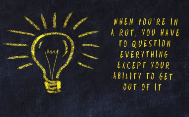 Sanat ve yaratıcılık hakkında ampul ve yazıt tebeşir çizimi