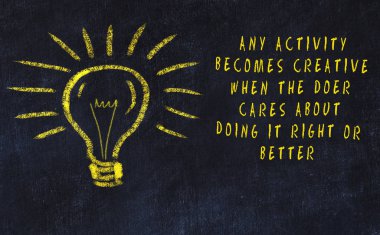 Sanat ve yaratıcılık hakkında ampul ve yazıt tebeşir çizimi