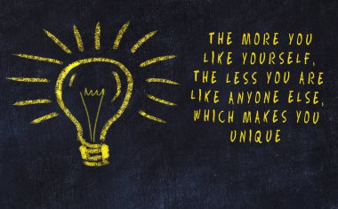 Sanat ve yaratıcılık hakkında ampul ve yazıt tebeşir çizimi