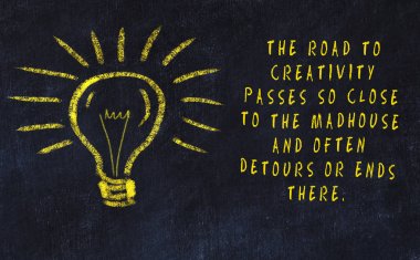 Sanat ve yaratıcılık hakkında ampul ve yazıt tebeşir çizimi