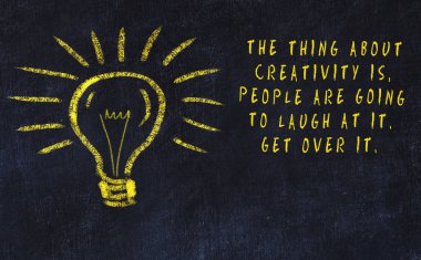 Sanat ve yaratıcılık hakkında ampul ve yazıt tebeşir çizimi