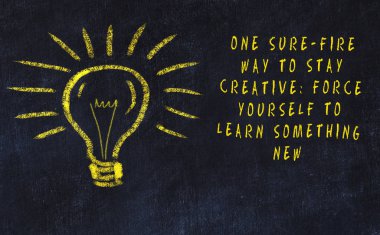 Sanat ve yaratıcılık hakkında ampul ve yazıt tebeşir çizimi