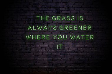 Duvarda olumlu motivasyonel söyleyerek Neon işareti