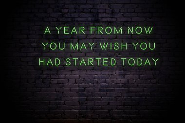 Duvarda olumlu motivasyonel söyleyerek Neon işareti