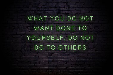 Duvarda olumlu motivasyonel söyleyerek Neon işareti