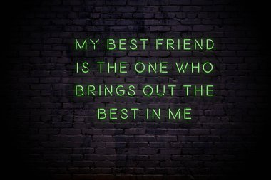 Duvarda olumlu motivasyonel söyleyerek Neon işareti