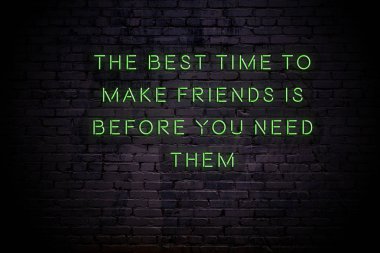 Duvarda olumlu motivasyonel söyleyerek Neon işareti