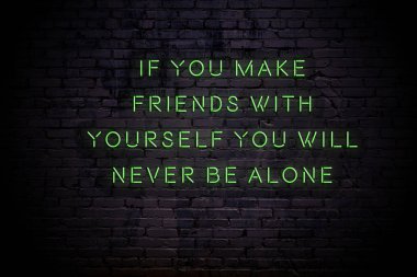 Duvarda olumlu motivasyonel söyleyerek Neon işareti