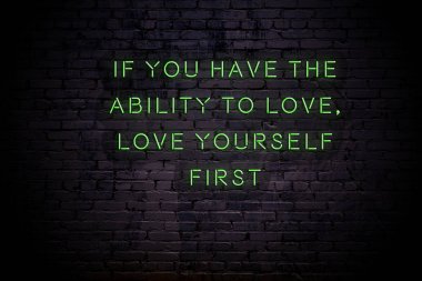 Duvarda olumlu motivasyonel söyleyerek Neon işareti