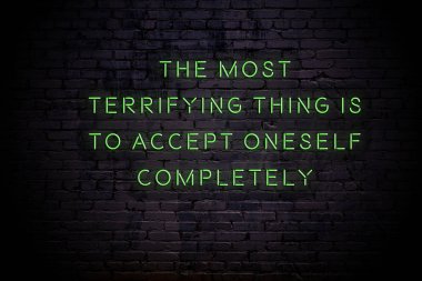 Duvarda olumlu motivasyonel söyleyerek Neon işareti