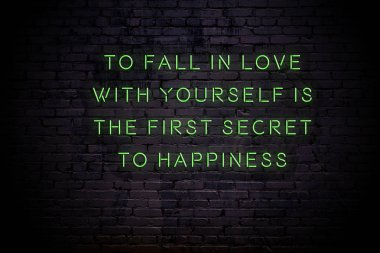 Duvarda olumlu motivasyonel söyleyerek Neon işareti