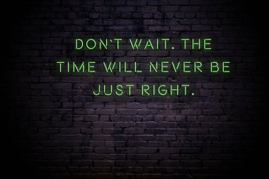 Duvarda olumlu motivasyonel söyleyerek Neon işareti
