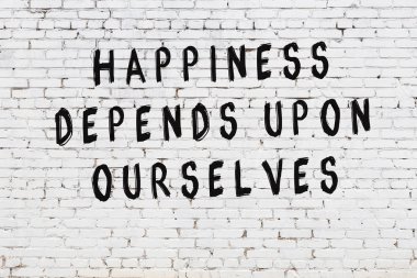 Üzerinde mantıklı alıntıların yazılı olduğu siyah boyanmış beyaz tuğla duvar.