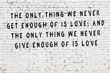 Beyaz duvar ve üzerinde mantıklı alıntı siyah yazıt