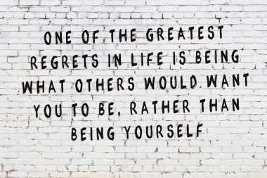 Beyaz duvar ve üzerinde mantıklı alıntı siyah yazıt