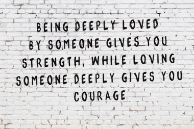 Beyaz duvar ve üzerinde mantıklı alıntı siyah yazıt