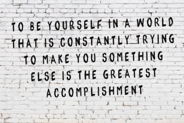 Beyaz duvar ve üzerinde mantıklı alıntı siyah yazıt