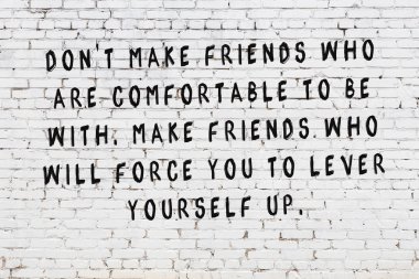 Beyaz duvar ve üzerinde mantıklı alıntı siyah yazıt