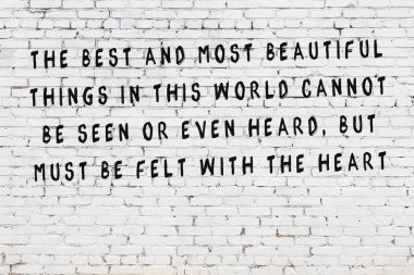 Beyaz tuğla duvara boyalı siyah yazıt