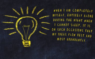 Sanat ve yaratıcılık hakkında ampul ve yazıt tebeşir çizimi