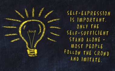 Sanat ve yaratıcılık hakkında ampul ve yazıt tebeşir çizimi