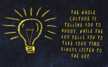 Sanat ve yaratıcılık hakkında ampul ve yazıt tebeşir çizimi