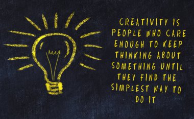 Sanat ve yaratıcılık hakkında ampul ve yazıt tebeşir çizimi