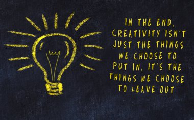 Sanat ve yaratıcılık hakkında ampul ve yazıt tebeşir çizimi