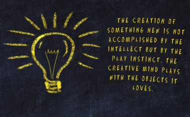 Sanat ve yaratıcılık hakkında ampul ve yazıt tebeşir çizimi