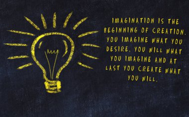 Sanat ve yaratıcılık hakkında ampul ve yazıt tebeşir çizimi