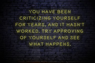 Duvarda olumlu motivasyonel alıntı Neon yazıt