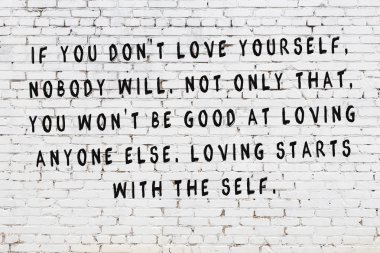 Beyaz tuğla duvara boyalı siyah yazıt