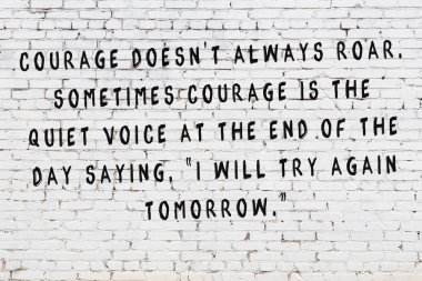 Beyaz tuğla duvara boyalı siyah yazıt