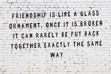 Beyaz tuğla duvara boyalı siyah yazıt