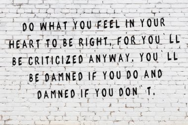 Beyaz tuğla duvara boyalı siyah yazıt