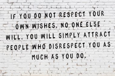 Beyaz tuğla duvara boyalı siyah yazıt