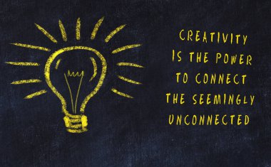 Sanat ve yaratıcılık hakkında ampul ve yazıt tebeşir çizimi