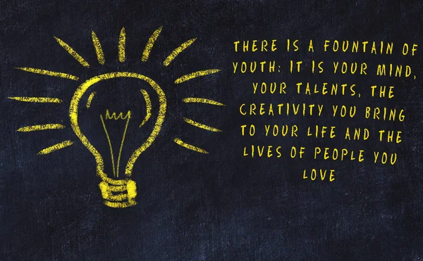 Sanat ve yaratıcılık hakkında ampul ve yazıt tebeşir çizimi