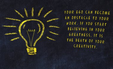 Sanat ve yaratıcılık hakkında ampul ve yazıt tebeşir çizimi