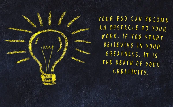 Sanat ve yaratıcılık hakkında ampul ve yazıt tebeşir çizimi