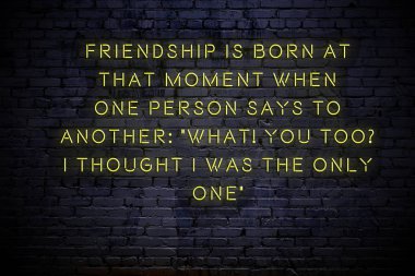 Duvarda olumlu motivasyonel alıntı Neon yazıt