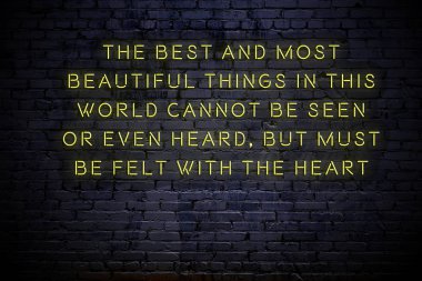 Duvarda olumlu motivasyonel alıntı Neon yazıt