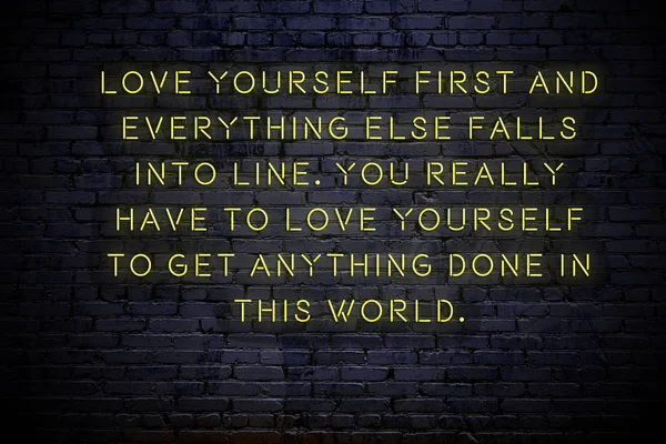 Duvarda olumlu motivasyonel alıntı Neon yazıt