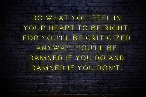 Duvarda olumlu motivasyonel alıntı Neon yazıt